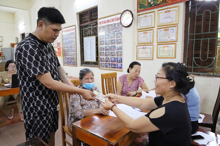 Phường Tùng Thiện chi trả tiền quà tặng của Chính phủ cho người dân nhân dịp kỷ niệm 80 năm Cách mạng tháng Tám và Quốc khánh 2/9- Ảnh 1.