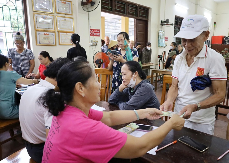 Phường Tùng Thiện chi trả tiền quà tặng của Chính phủ cho người dân nhân dịp kỷ niệm 80 năm Cách mạng tháng Tám và Quốc khánh 2/9- Ảnh 2.