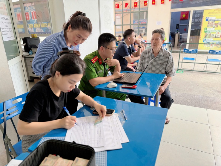Phường Tương Mai tổ chức tặng quà người dân nhân kỷ niệm 80 năm Cách mạng Tháng Tám và Quốc khánh 2/9 
trên địa bàn Phường Tương Mai- Ảnh 5.