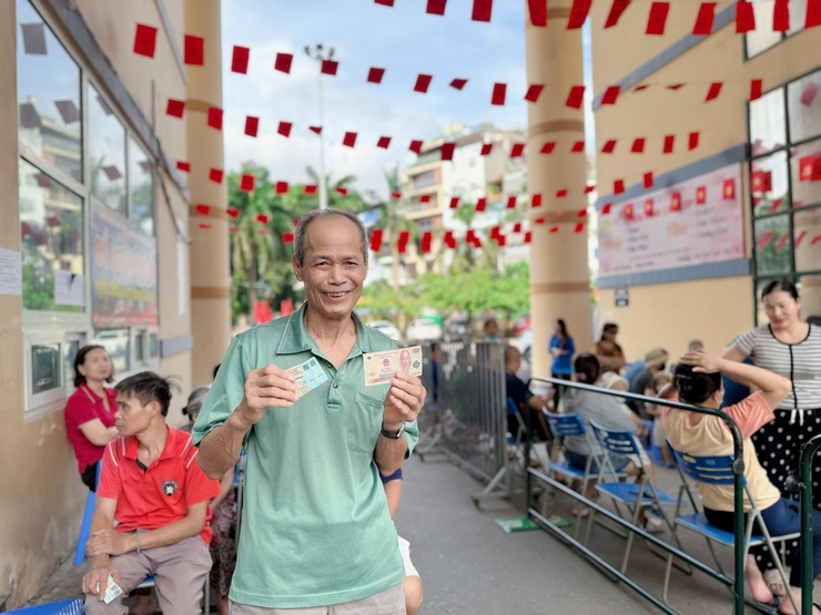 Phường Tương Mai tổ chức tặng quà người dân nhân kỷ niệm 80 năm Cách mạng Tháng Tám và Quốc khánh 2/9 
trên địa bàn Phường Tương Mai- Ảnh 2.