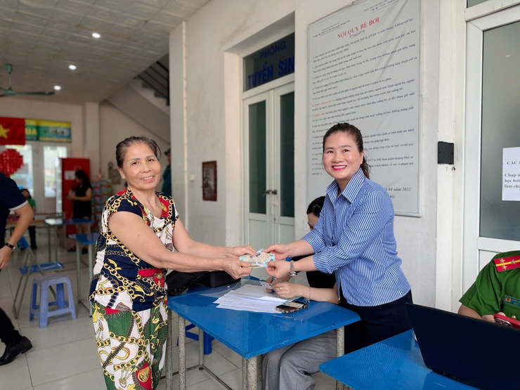 Phường Tương Mai tổ chức tặng quà người dân nhân kỷ niệm 80 năm Cách mạng Tháng Tám và Quốc khánh 2/9 
trên địa bàn Phường Tương Mai- Ảnh 1.