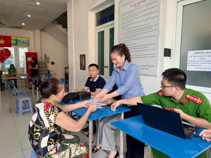 Phường Tương Mai tổ chức tặng quà người dân nhân kỷ niệm 80 năm Cách mạng Tháng Tám và Quốc khánh 2/9 
trên địa bàn Phường Tương Mai- Ảnh 7.