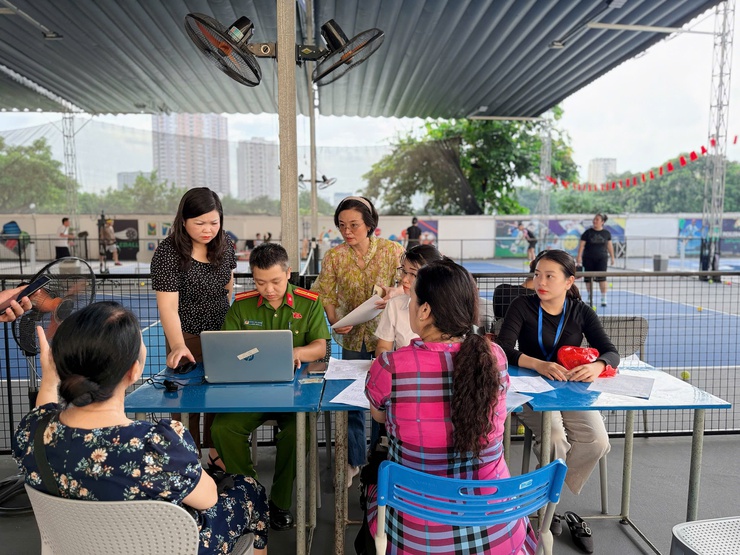 Phường Tương Mai tổ chức tặng quà người dân nhân kỷ niệm 80 năm Cách mạng Tháng Tám và Quốc khánh 2/9 
trên địa bàn Phường Tương Mai- Ảnh 8.
