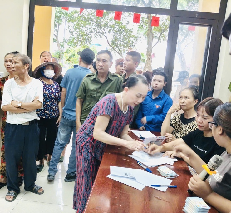 NHÂN DÂN XÃ THIÊN LỘC PHẤN KHỞI ĐẾN NHÀ VĂN HÓA THÔN NHẬN QUÀ NHÂN DỊP TẾT ĐỘC TẬP 02/9- Ảnh 10.