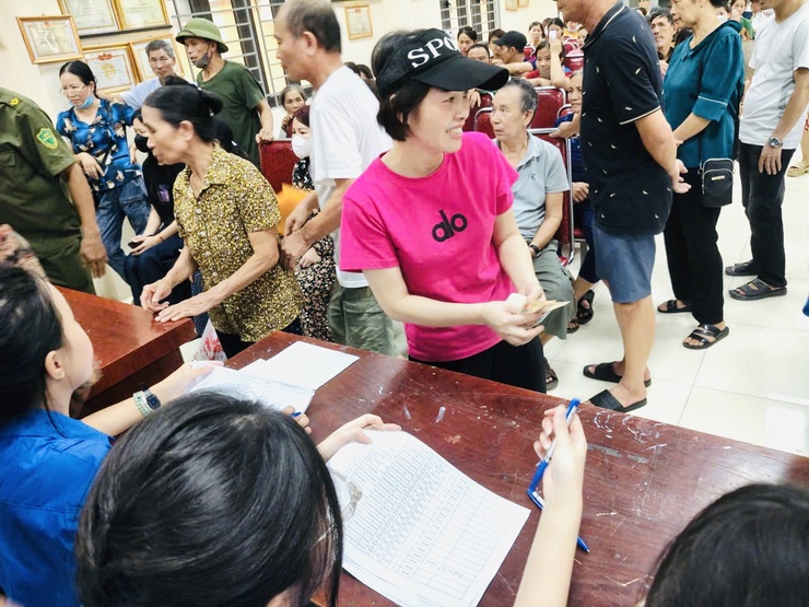 NHÂN DÂN XÃ THIÊN LỘC PHẤN KHỞI ĐẾN NHÀ VĂN HÓA THÔN NHẬN QUÀ NHÂN DỊP TẾT ĐỘC TẬP 02/9- Ảnh 1.