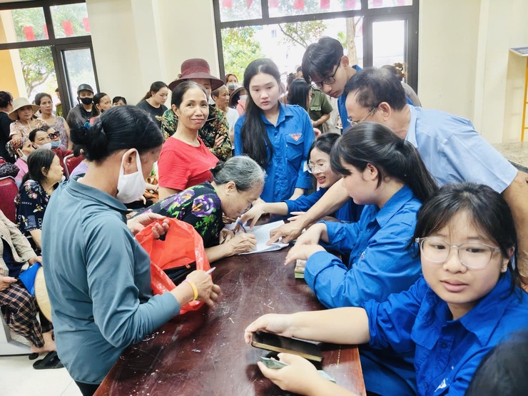 NHÂN DÂN XÃ THIÊN LỘC PHẤN KHỞI ĐẾN NHÀ VĂN HÓA THÔN NHẬN QUÀ NHÂN DỊP TẾT ĐỘC TẬP 02/9- Ảnh 4.