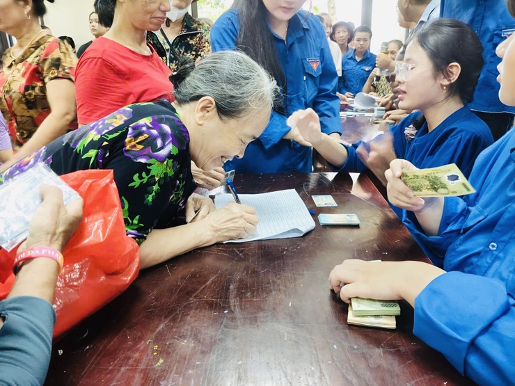 NHÂN DÂN XÃ THIÊN LỘC PHẤN KHỞI ĐẾN NHÀ VĂN HÓA THÔN NHẬN QUÀ NHÂN DỊP TẾT ĐỘC TẬP 02/9- Ảnh 3.