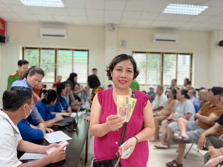 Phường Tương Mai tổ chức tặng quà người dân nhân kỷ niệm 80 năm Cách mạng Tháng Tám và Quốc khánh 2/9 
trên địa bàn Phường Tương Mai- Ảnh 3.