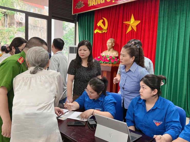 Phường Tương Mai tổ chức tặng quà người dân nhân kỷ niệm 80 năm Cách mạng Tháng Tám và Quốc khánh 2/9 
trên địa bàn Phường Tương Mai- Ảnh 9.