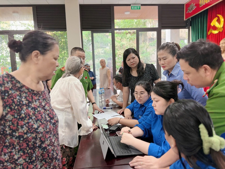 Phường Tương Mai tổ chức tặng quà người dân nhân kỷ niệm 80 năm Cách mạng Tháng Tám và Quốc khánh 2/9 
trên địa bàn Phường Tương Mai- Ảnh 11.