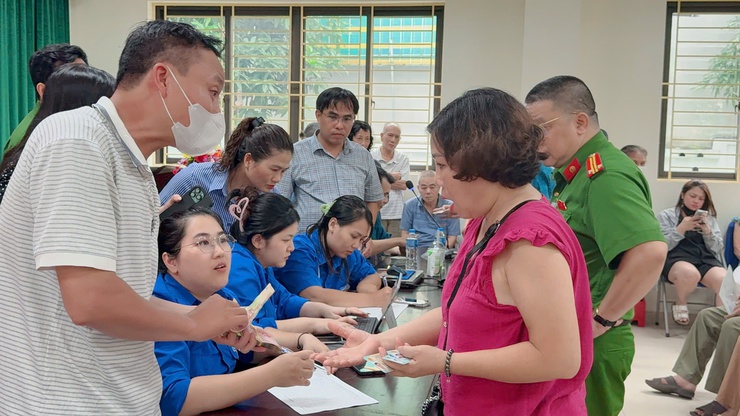 Phường Tương Mai tổ chức tặng quà người dân nhân kỷ niệm 80 năm Cách mạng Tháng Tám và Quốc khánh 2/9 
trên địa bàn Phường Tương Mai- Ảnh 12.