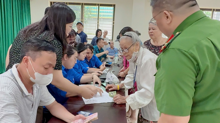 Phường Tương Mai tổ chức tặng quà người dân nhân kỷ niệm 80 năm Cách mạng Tháng Tám và Quốc khánh 2/9 
trên địa bàn Phường Tương Mai- Ảnh 13.