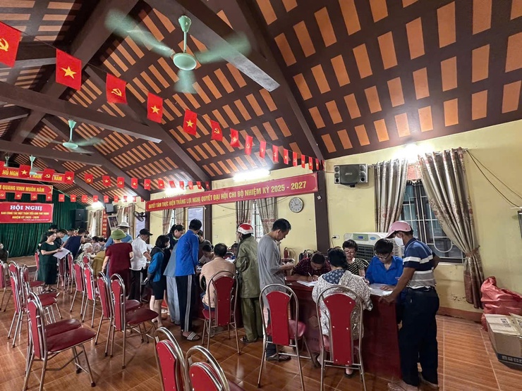 NGƯỜI DÂN XÃ PHÚ XUYÊN PHẤN KHỞI KHI ĐƯỢC NHẬN QUÀ TẾT ĐỘC LẬP 2/9- Ảnh 2.