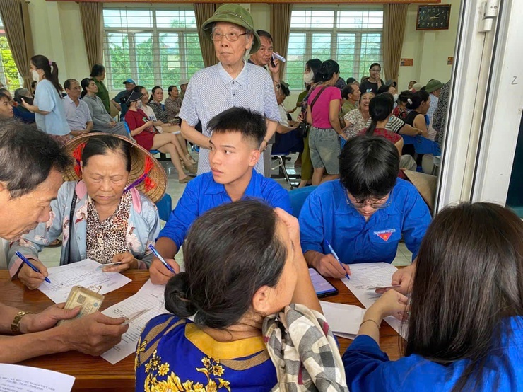 NGƯỜI DÂN XÃ PHÚ XUYÊN PHẤN KHỞI KHI ĐƯỢC NHẬN QUÀ TẾT ĐỘC LẬP 2/9- Ảnh 3.