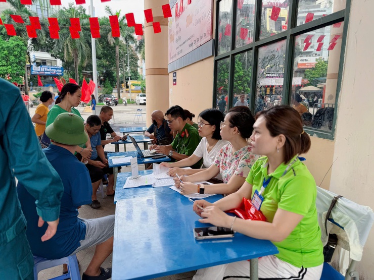 Phường Tương Mai tổ chức tặng quà người dân nhân kỷ niệm 80 năm Cách mạng Tháng Tám và Quốc khánh 2/9 
trên địa bàn Phường Tương Mai- Ảnh 14.
