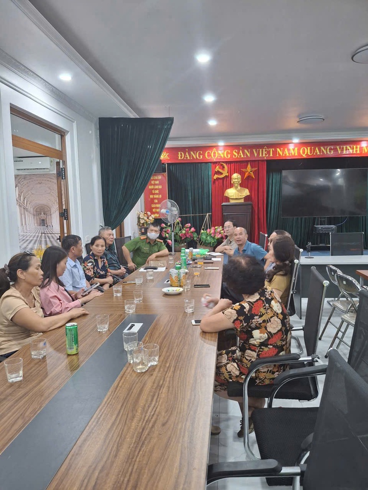 Nhân dân phường Định Công phấn khởi khi kịp thời nhận được quà trong dịp Tết độc lập- Ảnh 4.