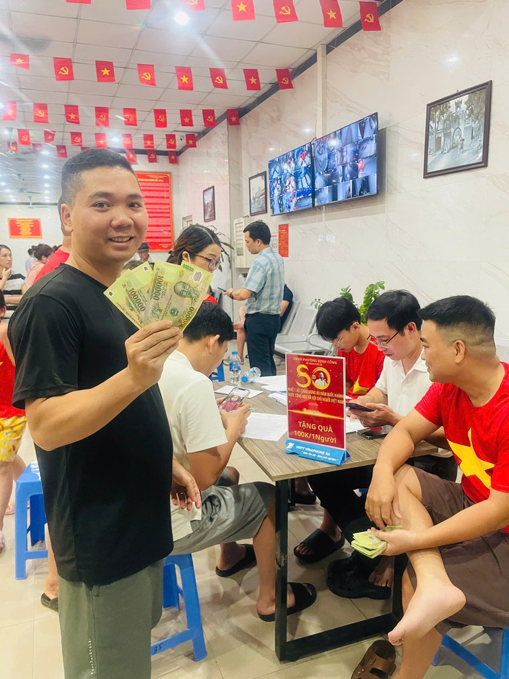 Nhân dân phường Định Công phấn khởi khi kịp thời nhận được quà trong dịp Tết độc lập- Ảnh 3.