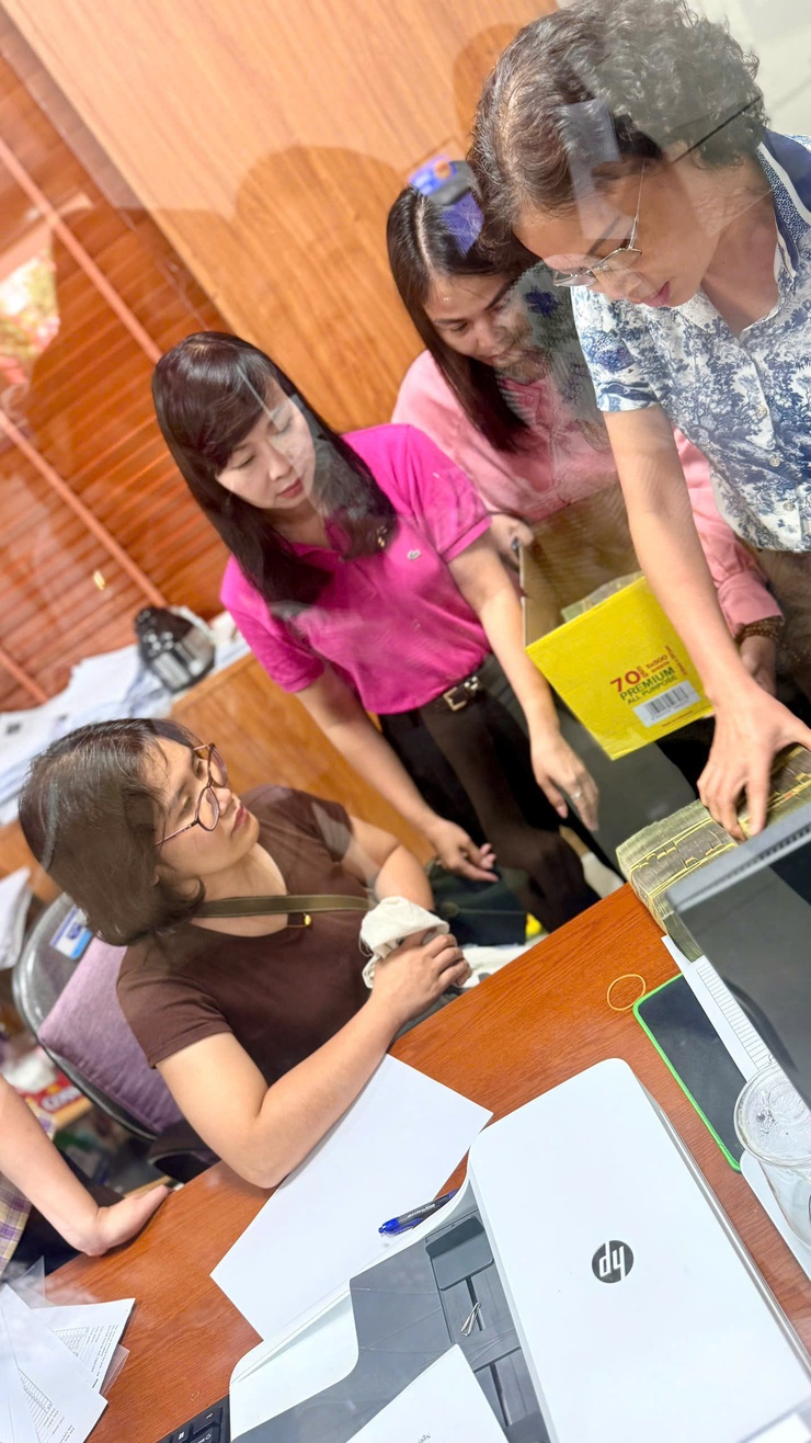 Nhân dân phường Định Công phấn khởi khi kịp thời nhận được quà trong dịp Tết độc lập- Ảnh 7.