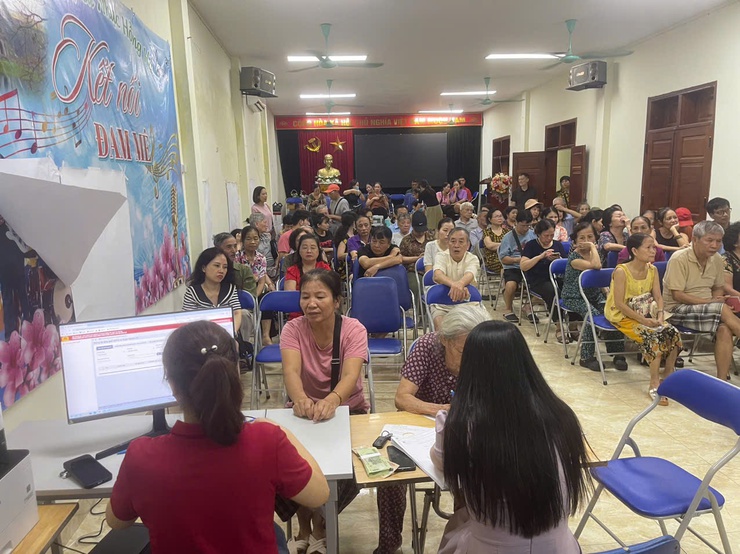 Công tác chi trả tiền quà nhân dịp kỷ niệm 80 năm Cách mạng tháng Tám và Quốc khánh 02/9 trên địa bàn phường Bạch Mai- Ảnh 2.