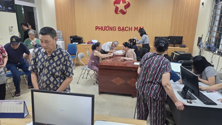 Công tác chi trả tiền quà nhân dịp kỷ niệm 80 năm Cách mạng tháng Tám và Quốc khánh 02/9 trên địa bàn phường Bạch Mai- Ảnh 4.
