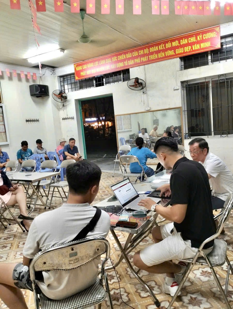 Nhân dân phường Định Công phấn khởi khi kịp thời nhận được quà trong dịp Tết độc lập- Ảnh 1.