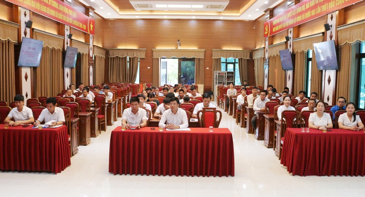 Quốc Oai khen thưởng đột xuất học sinh đạt thành tích đạt huy chương Bạc Olympic toán học Quốc tế và công dân tham gia trấn áp tội phạm; trao giải cuộc thi “Giữ gìn thôn sáng, xanh, sạch đẹp, an toàn”.- Ảnh 1.