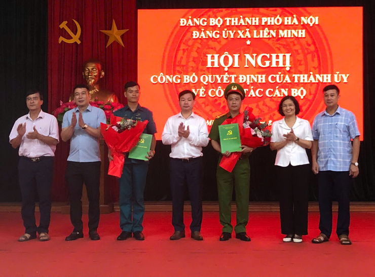Công bố Quyết định, chỉ định nhân sự tham gia Ban chấp hành, Ban Thường vụ Đảng ủy xã Liên Minh, nhiệm kỳ 2025 - 2030- Ảnh 1.