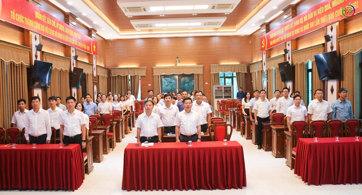 Quốc Oai trang trọng tổ chức Lễ chào cờ đầu tuần tháng 8/2025- Ảnh 1.