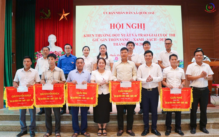 Quốc Oai khen thưởng đột xuất học sinh đạt thành tích đạt huy chương Bạc Olympic toán học Quốc tế và công dân tham gia trấn áp tội phạm; trao giải cuộc thi “Giữ gìn thôn sáng, xanh, sạch đẹp, an toàn”.- Ảnh 10.