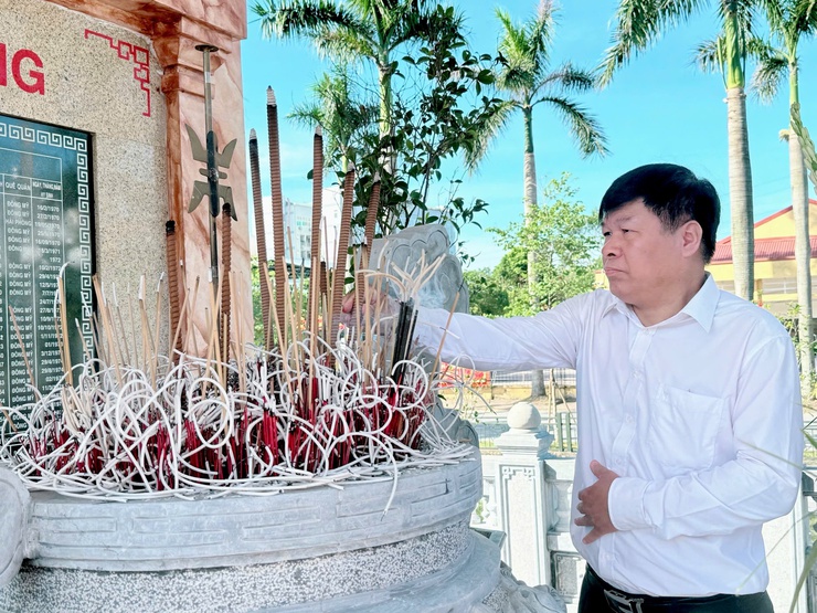 Dâng hương tại các tiền bối cách mạng, Anh hùng liệt sĩ trước thềm Đại hội Đảng bộ xã Nam Phù lần thứ I, nhiệm kỳ 2025-2030- Ảnh 10.