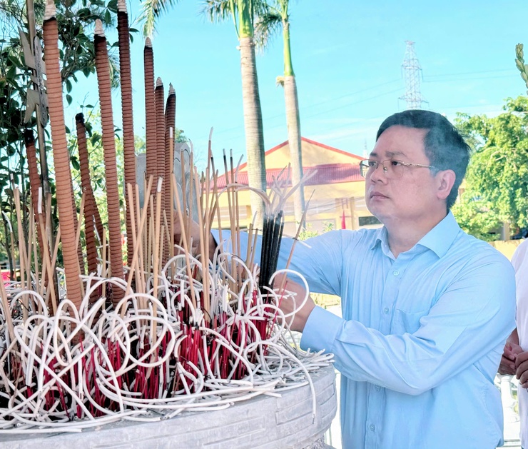 Dâng hương tại các tiền bối cách mạng, Anh hùng liệt sĩ trước thềm Đại hội Đảng bộ xã Nam Phù lần thứ I, nhiệm kỳ 2025-2030- Ảnh 14.