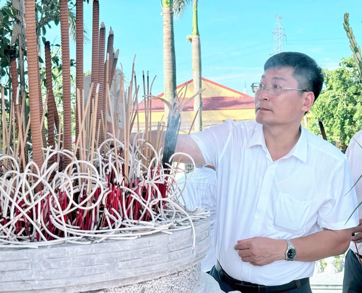 Dâng hương tại các tiền bối cách mạng, Anh hùng liệt sĩ trước thềm Đại hội Đảng bộ xã Nam Phù lần thứ I, nhiệm kỳ 2025-2030- Ảnh 15.
