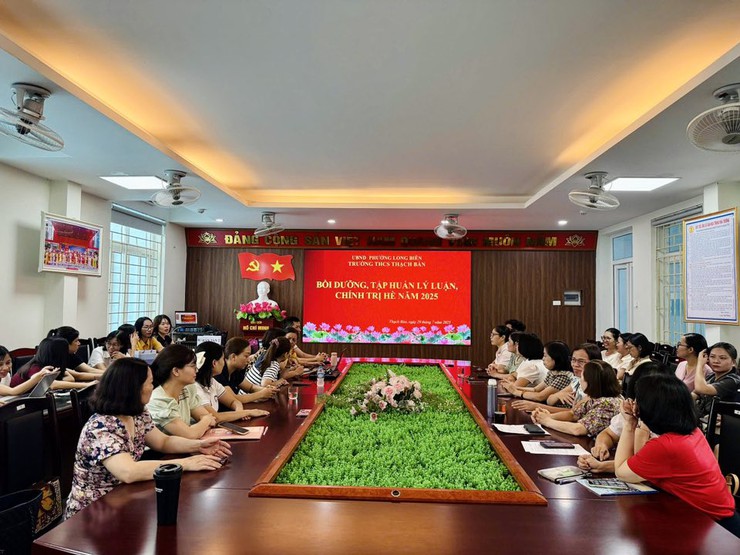 Tập thể CBGVNV các trường Mầm non, Tiểu học và THCS phường Long Biên tham gia học tập lớp Bồi dưỡng chính trị hè năm 2025- Ảnh 1.