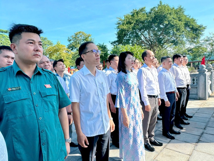 Dâng hương tại các tiền bối cách mạng, Anh hùng liệt sĩ trước thềm Đại hội Đảng bộ xã Nam Phù lần thứ I, nhiệm kỳ 2025-2030- Ảnh 1.