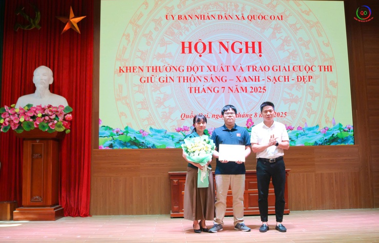 Quốc Oai khen thưởng đột xuất học sinh đạt thành tích đạt huy chương Bạc Olympic toán học Quốc tế và công dân tham gia trấn áp tội phạm; trao giải cuộc thi “Giữ gìn thôn sáng, xanh, sạch đẹp, an toàn”.- Ảnh 2.