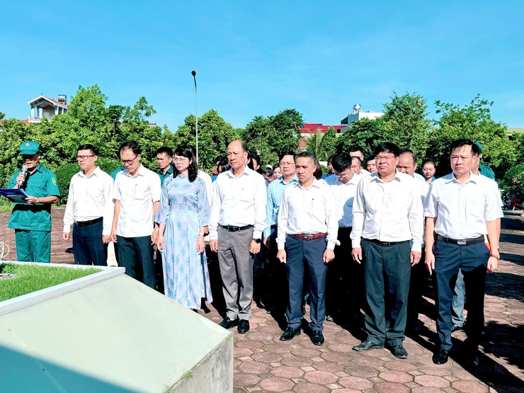 Dâng hương tại các tiền bối cách mạng, Anh hùng liệt sĩ trước thềm Đại hội Đảng bộ xã Nam Phù lần thứ I, nhiệm kỳ 2025-2030- Ảnh 3.