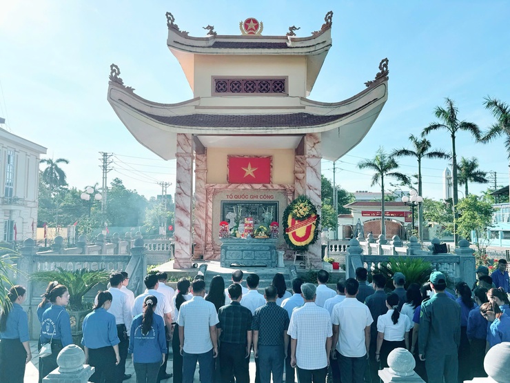 Dâng hương tại các tiền bối cách mạng, Anh hùng liệt sĩ trước thềm Đại hội Đảng bộ xã Nam Phù lần thứ I, nhiệm kỳ 2025-2030- Ảnh 4.