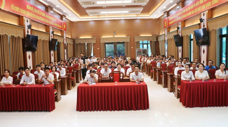 Quốc Oai trang trọng tổ chức Lễ chào cờ đầu tuần tháng 8/2025- Ảnh 3.