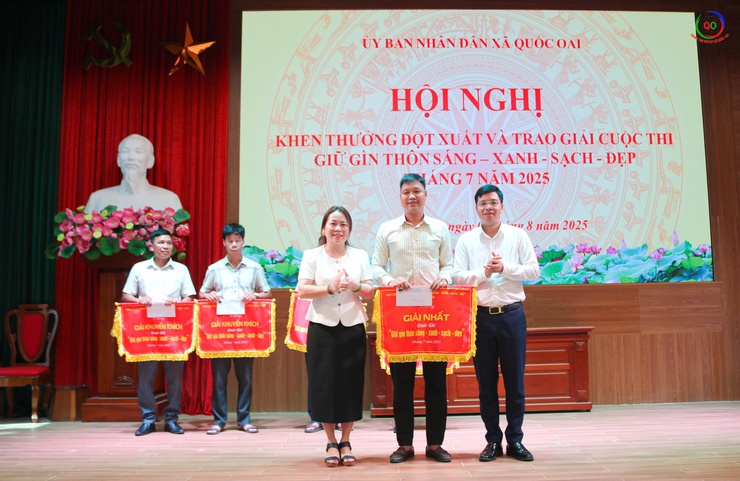 Quốc Oai khen thưởng đột xuất học sinh đạt thành tích đạt huy chương Bạc Olympic toán học Quốc tế và công dân tham gia trấn áp tội phạm; trao giải cuộc thi “Giữ gìn thôn sáng, xanh, sạch đẹp, an toàn”.- Ảnh 5.