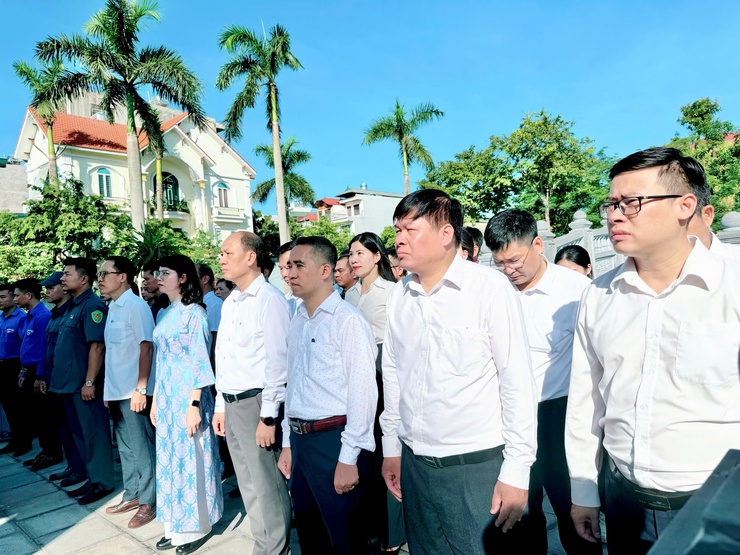 Dâng hương tại các tiền bối cách mạng, Anh hùng liệt sĩ trước thềm Đại hội Đảng bộ xã Nam Phù lần thứ I, nhiệm kỳ 2025-2030- Ảnh 2.