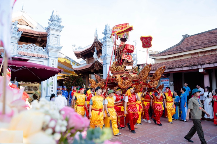 Lễ khánh thành công trình tu bổ, tôn tạo Đình Hạ; đón nhận Bằng làng nghề giày da truyền thống thôn Giẽ Hạ 2025

- Ảnh 1.
