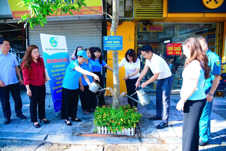 Phường Hoàn Kiếm ra quân tổng vệ sinh môi trường- Ảnh 13.