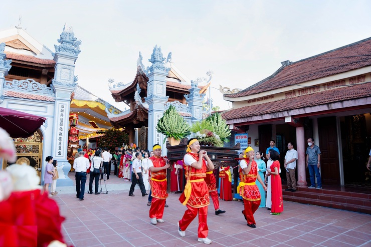 Lễ khánh thành công trình tu bổ, tôn tạo Đình Hạ; đón nhận Bằng làng nghề giày da truyền thống thôn Giẽ Hạ 2025

- Ảnh 3.