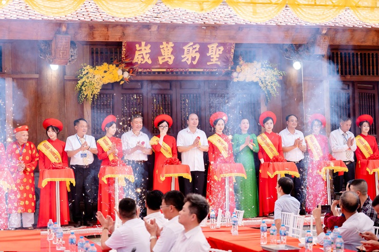 Lễ khánh thành công trình tu bổ, tôn tạo Đình Hạ; đón nhận Bằng làng nghề giày da truyền thống thôn Giẽ Hạ 2025

- Ảnh 5.