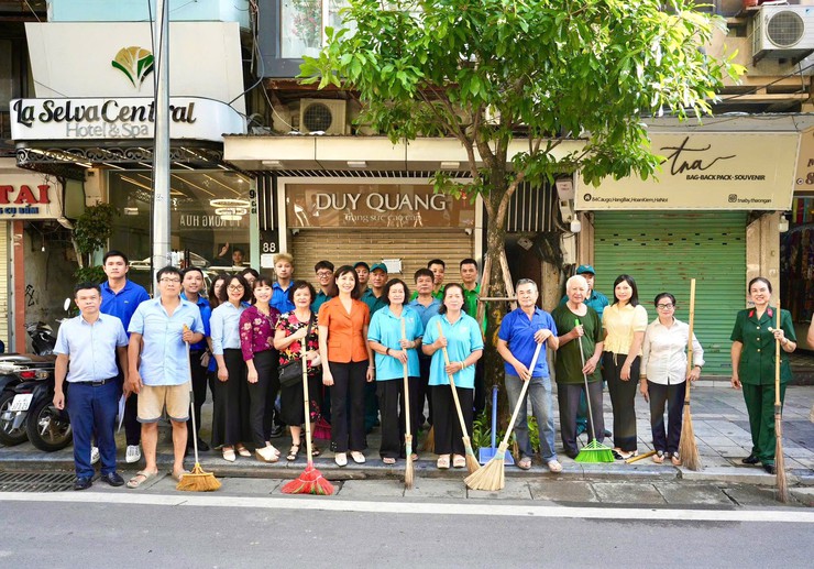 Phường Hoàn Kiếm ra quân tổng vệ sinh môi trường- Ảnh 11.