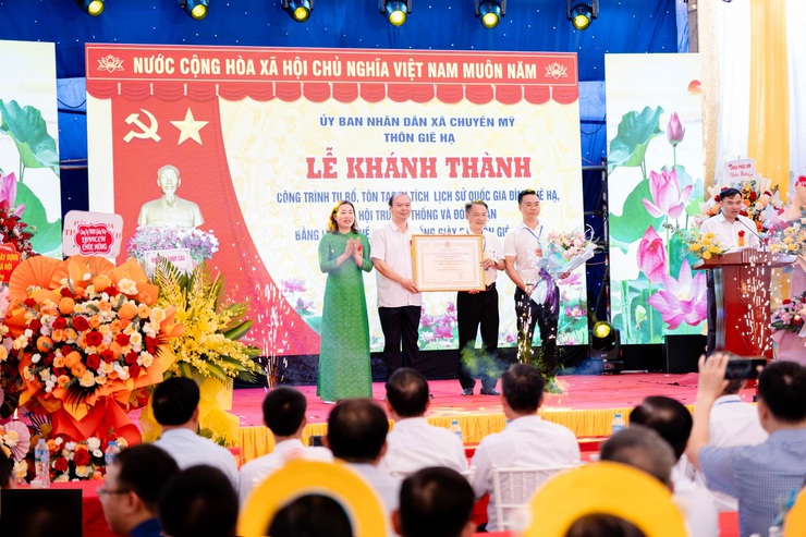 Lễ khánh thành công trình tu bổ, tôn tạo Đình Hạ; đón nhận Bằng làng nghề giày da truyền thống thôn Giẽ Hạ 2025

- Ảnh 4.
