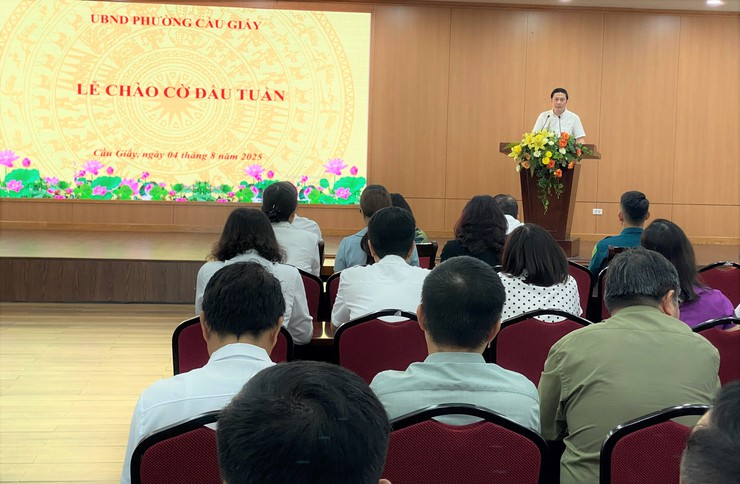 Phường Cầu Giấy tổ chức lễ chào cờ đầu tuần và triển khai các nhiệm vụ trọng tâm tháng 8/2025- Ảnh 1.