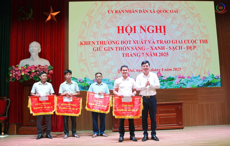 Quốc Oai khen thưởng đột xuất học sinh đạt thành tích đạt huy chương Bạc Olympic toán học Quốc tế và công dân tham gia trấn áp tội phạm; trao giải cuộc thi “Giữ gìn thôn sáng, xanh, sạch đẹp, an toàn”.- Ảnh 6.