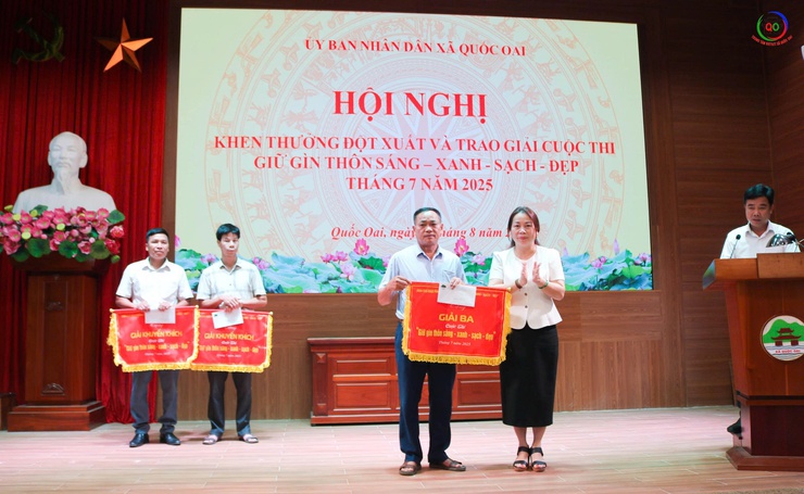 Quốc Oai khen thưởng đột xuất học sinh đạt thành tích đạt huy chương Bạc Olympic toán học Quốc tế và công dân tham gia trấn áp tội phạm; trao giải cuộc thi “Giữ gìn thôn sáng, xanh, sạch đẹp, an toàn”.- Ảnh 7.