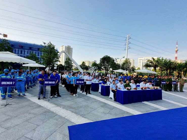 Phường Đại Mỗ ra quân đảm bảo vệ sinh môi trường, trật tự văn minh đô thị- Ảnh 1.